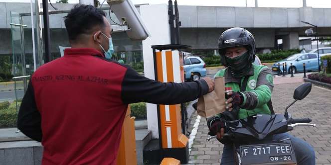 Pandemi, Masjid Al-Azhar Kasih Takjil Drive Thru