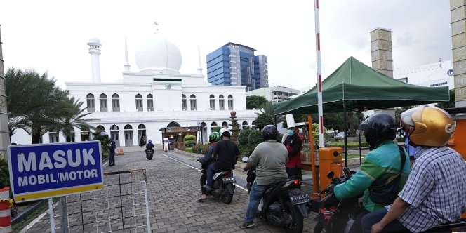 Pandemi, Masjid Al-Azhar Kasih Takjil Drive Thru
