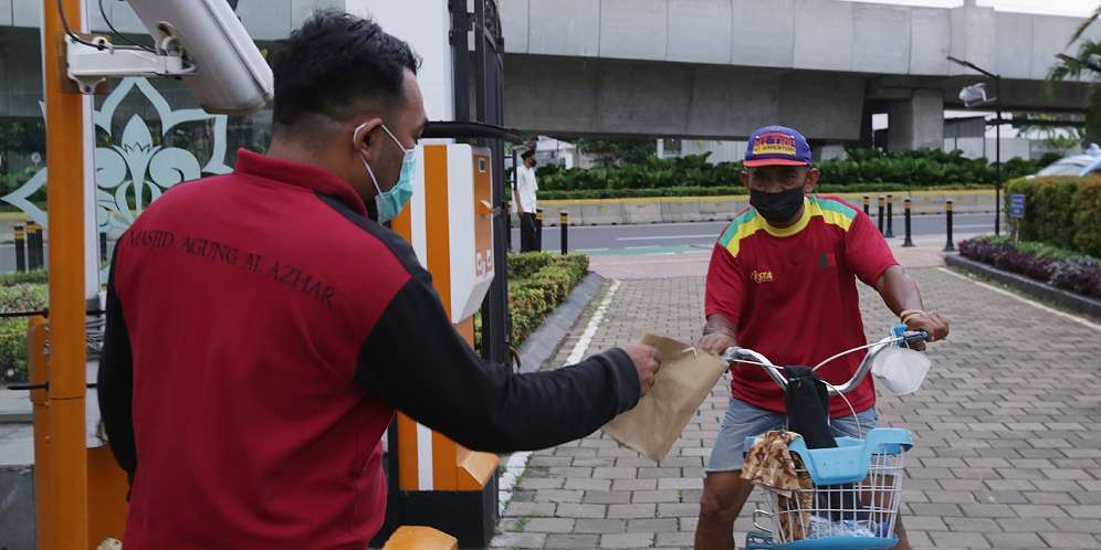 Pandemi, Masjid Al-Azhar Kasih Takjil Drive Thru