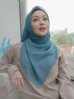 Pesona Terry Putri di Usia 41 Tahun, Cantik dengan Hijab