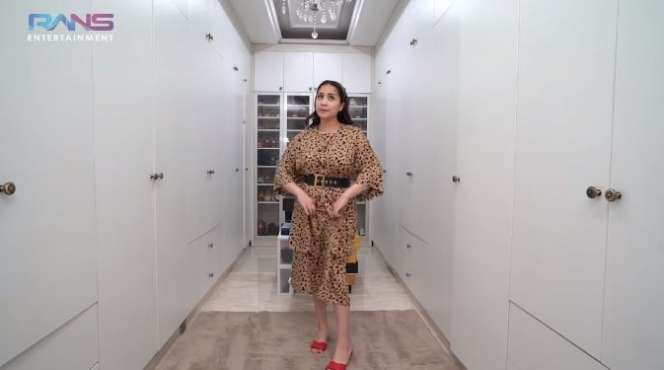 Gaya 7 Seleb Pakai Baju Rp100 Ribuan, Syahrini Paling Disorot!