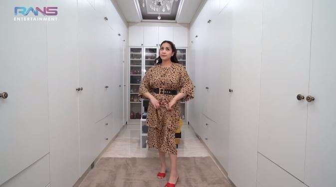 Gaya 7 Seleb Pakai Baju Rp100 Ribuan, Syahrini Paling Disorot!