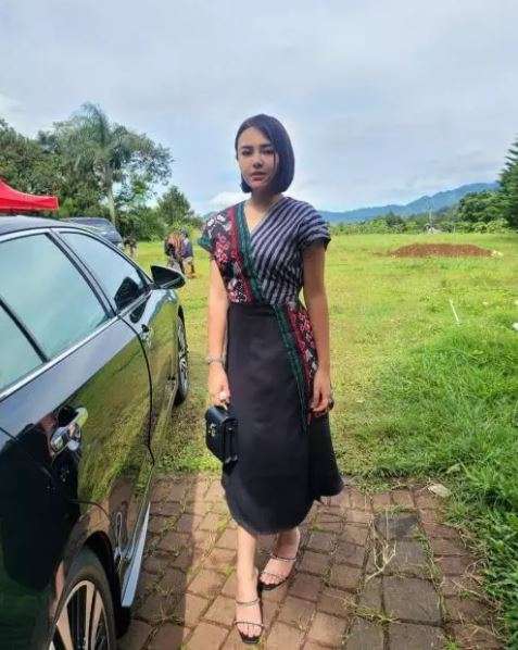 Gaya 7 Seleb Pakai Baju Rp100 Ribuan, Syahrini Paling Disorot!
