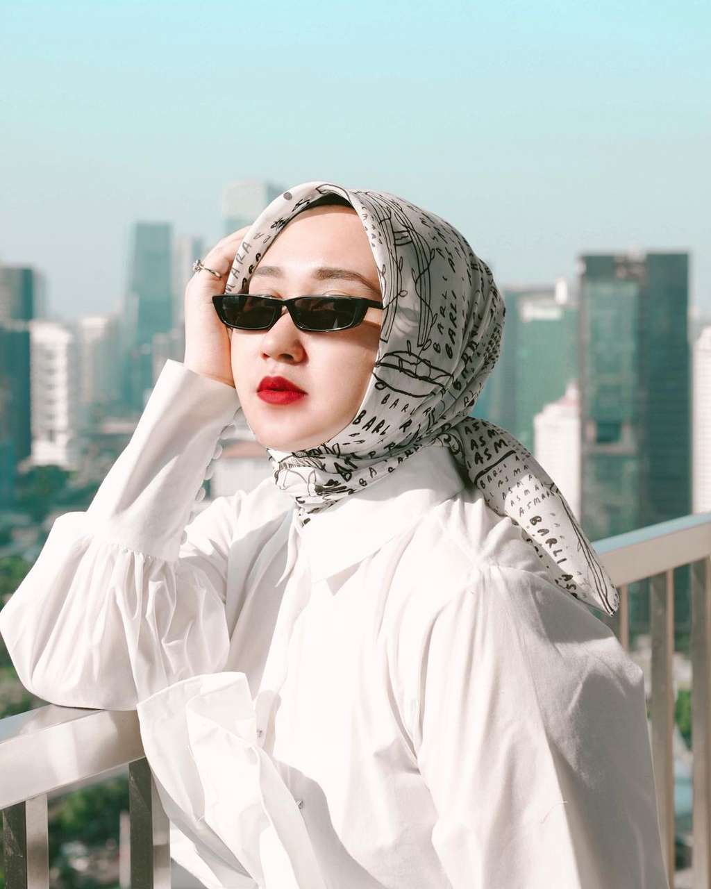 Potret Super Chic Dian Pelangi Pakai Doodle Scarf