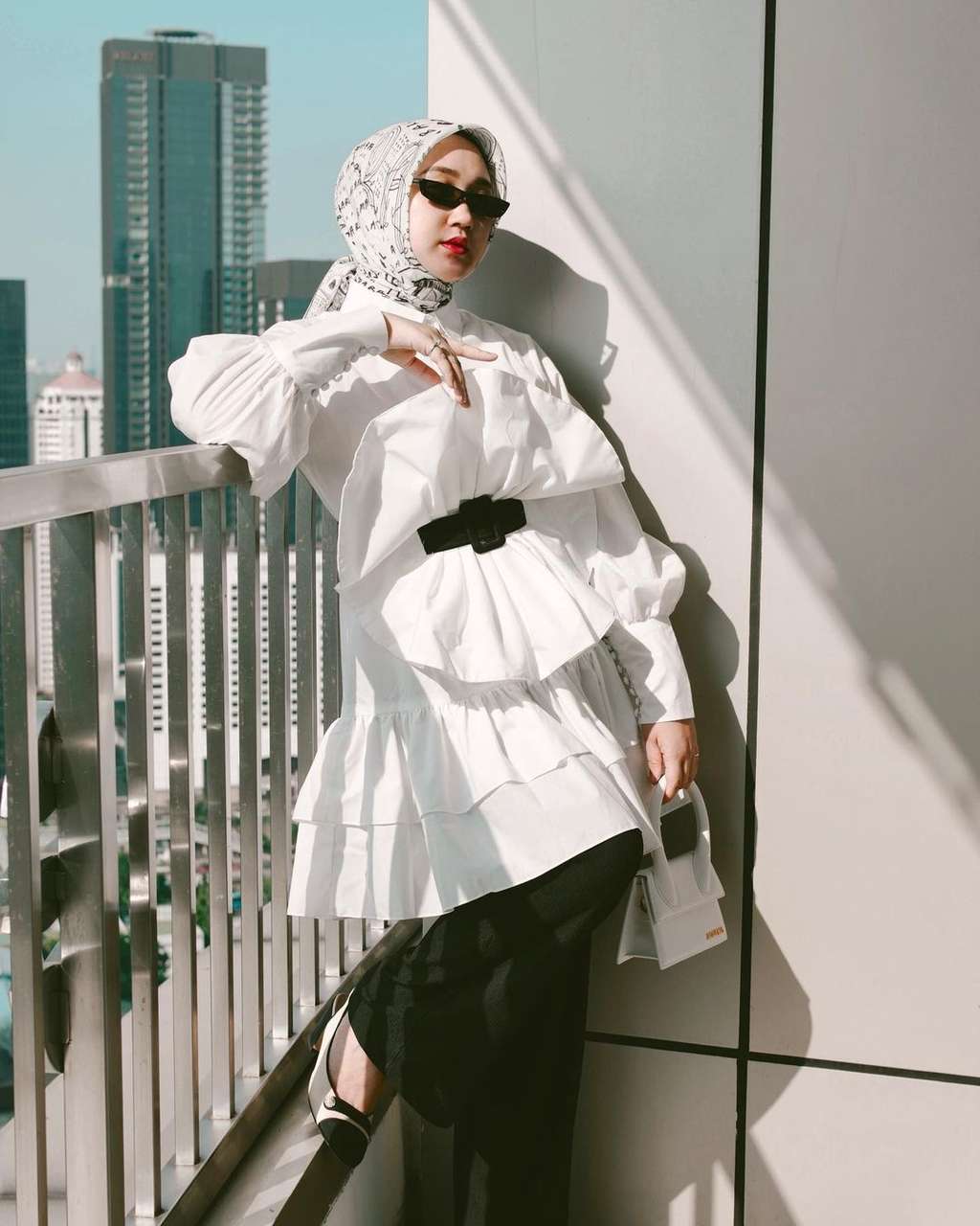 Potret Super Chic Dian Pelangi Pakai Doodle Scarf