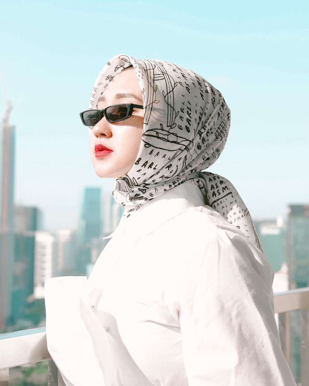 Potret Super Chic Dian Pelangi Pakai Doodle Scarf