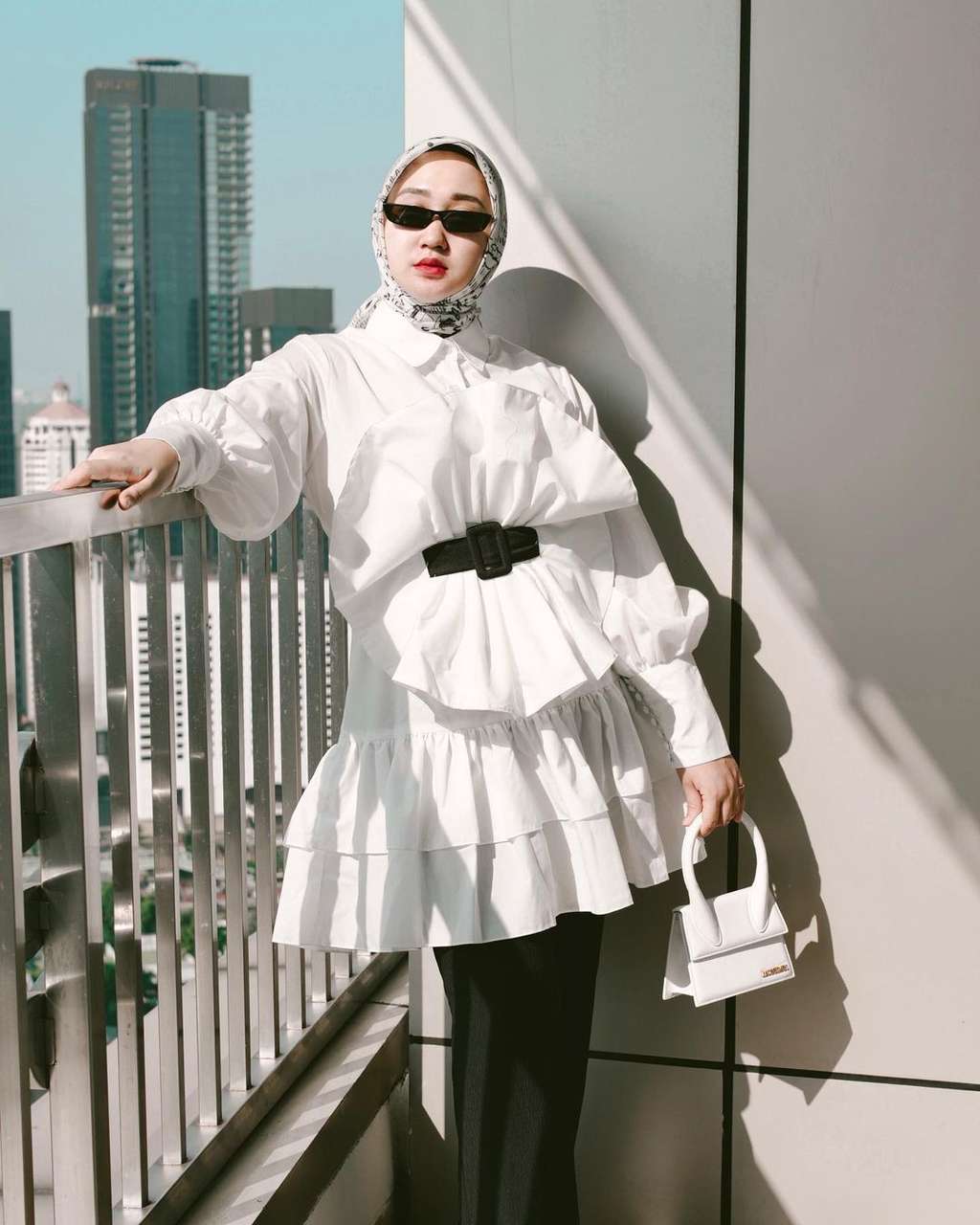 Potret Super Chic Dian Pelangi Pakai Doodle Scarf