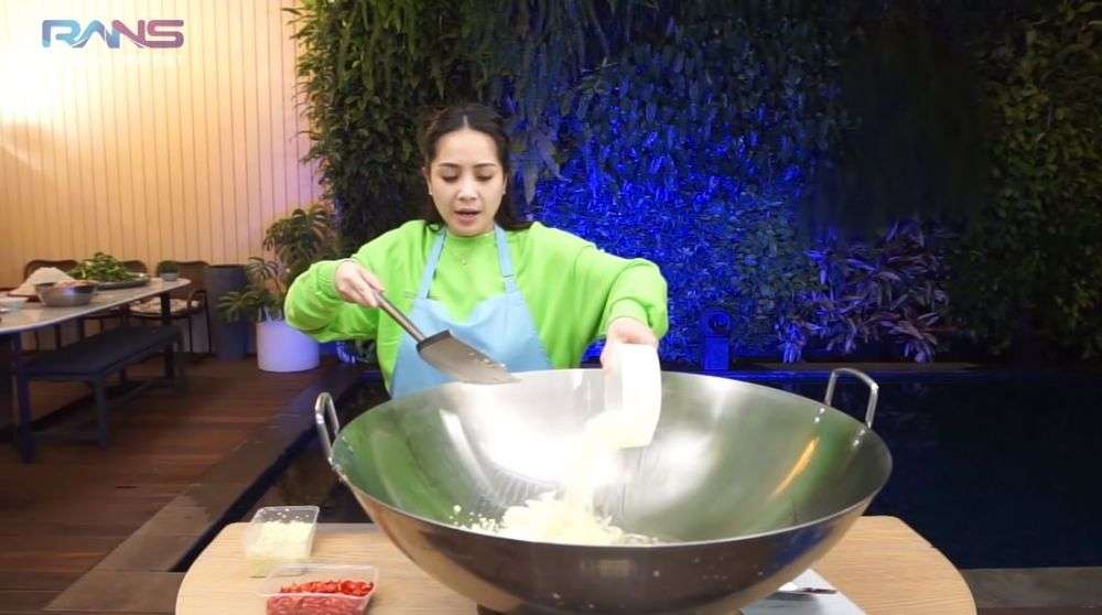 Nagita Slavina Masak Besar, Seharian Buat Ratusan Camilan