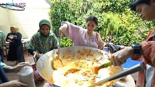 Nagita Slavina Masak Besar, Seharian Buat Ratusan Camilan