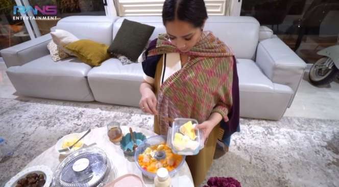 Nagita Slavina Masak Besar, Seharian Buat Ratusan Camilan