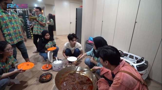 Nagita Slavina Masak Besar, Seharian Buat Ratusan Camilan