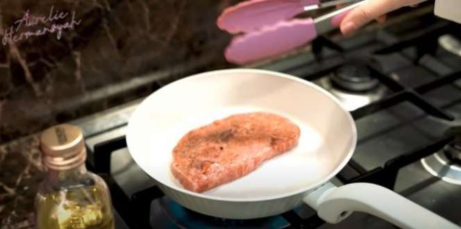 8 Potret Aurel Masak Daging Harga Jutaan Rupiah untuk Atta