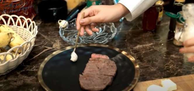 8 Potret Aurel Masak Daging Harga Jutaan Rupiah untuk Atta