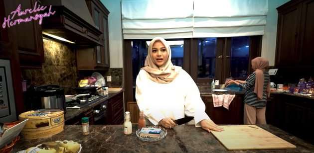 8 Potret Aurel Masak Daging Harga Jutaan Rupiah untuk Atta