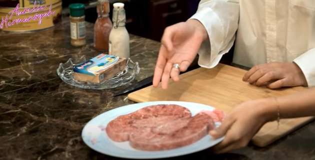 8 Potret Aurel Masak Daging Harga Jutaan Rupiah untuk Atta