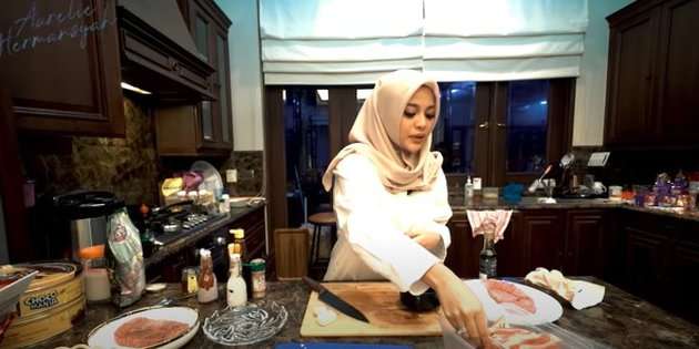 8 Potret Aurel Masak Daging Harga Jutaan Rupiah untuk Atta