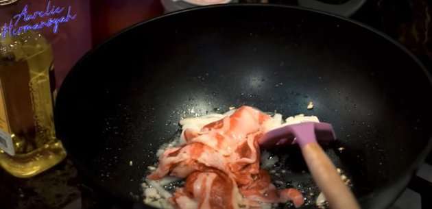 8 Potret Aurel Masak Daging Harga Jutaan Rupiah untuk Atta