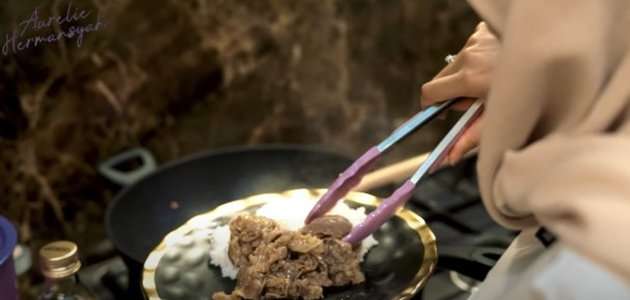 8 Potret Aurel Masak Daging Harga Jutaan Rupiah untuk Atta