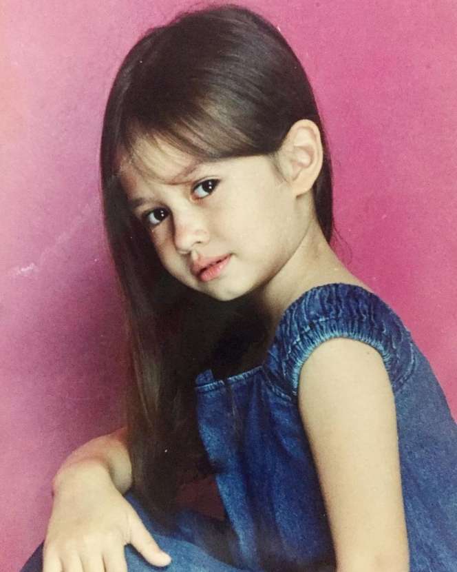 Punya Darah Jepang, 6 Potret Lawas Artis yang Gemes Banget!