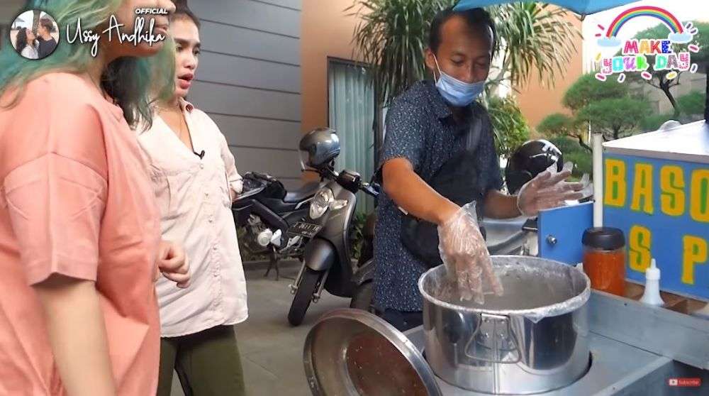 10 Potret Ussy Borong Bakso Dua Gerobak, Buat Bukber Sekampung
