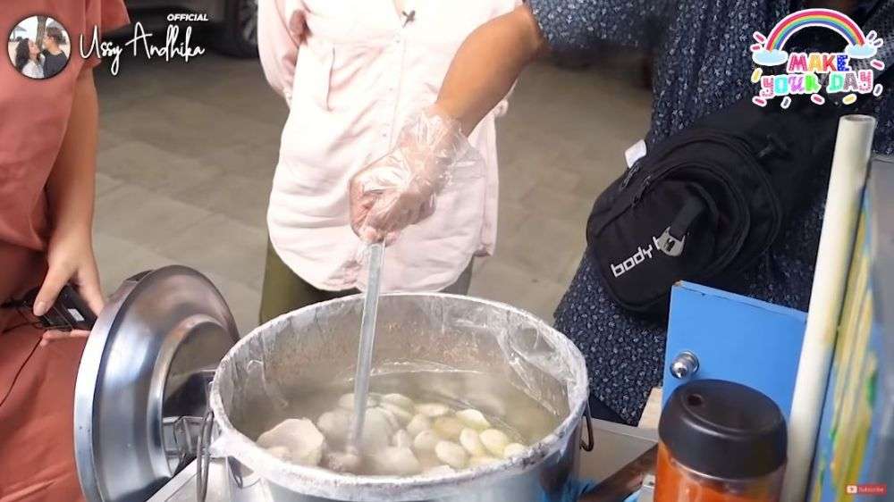 10 Potret Ussy Borong Bakso Dua Gerobak, Buat Bukber Sekampung