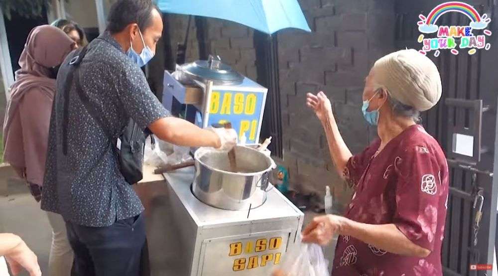 10 Potret Ussy Borong Bakso Dua Gerobak, Buat Bukber Sekampung