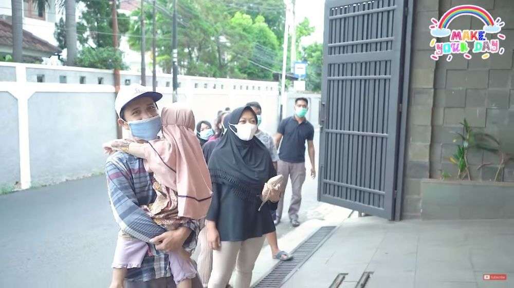 10 Potret Ussy Borong Bakso Dua Gerobak, Buat Bukber Sekampung