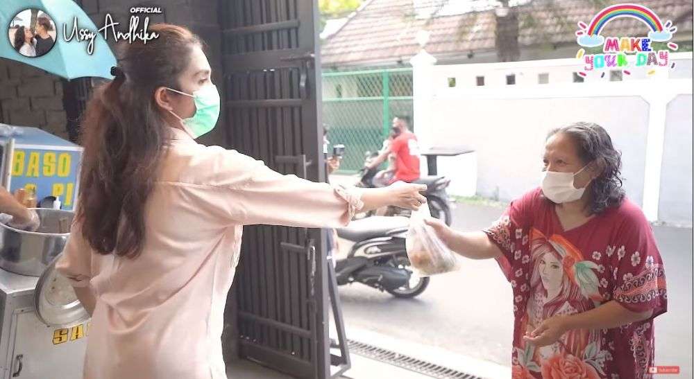 10 Potret Ussy Borong Bakso Dua Gerobak, Buat Bukber Sekampung