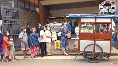 10 Potret Ussy Borong Bakso Dua Gerobak, Buat Bukber Sekampung