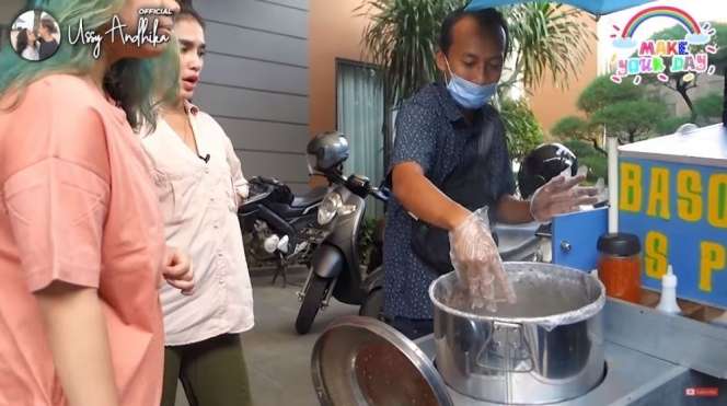 10 Potret Ussy Borong Bakso Dua Gerobak, Buat Bukber Sekampung