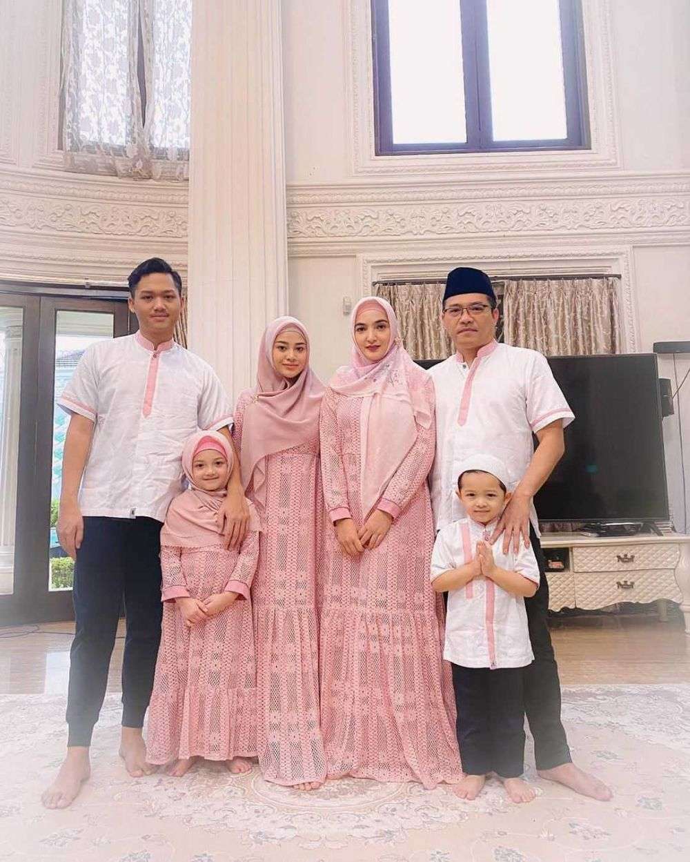 Intip Busana Baju Lebaran Aurel Hermansyah, Bisa Disontek!