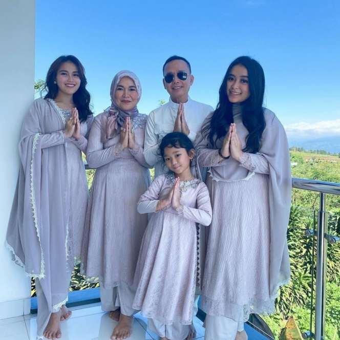 Rupa-rupa Gaya Baju Lebaran Seragam ala Artis