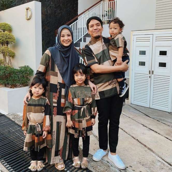 Rupa-rupa Gaya Baju Lebaran Seragam ala Artis