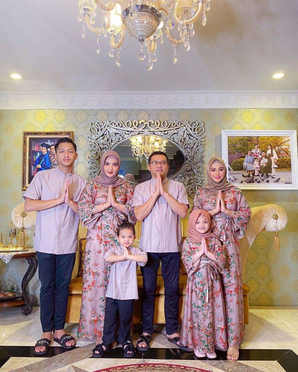 Rupa-rupa Gaya Baju Lebaran Seragam ala Artis