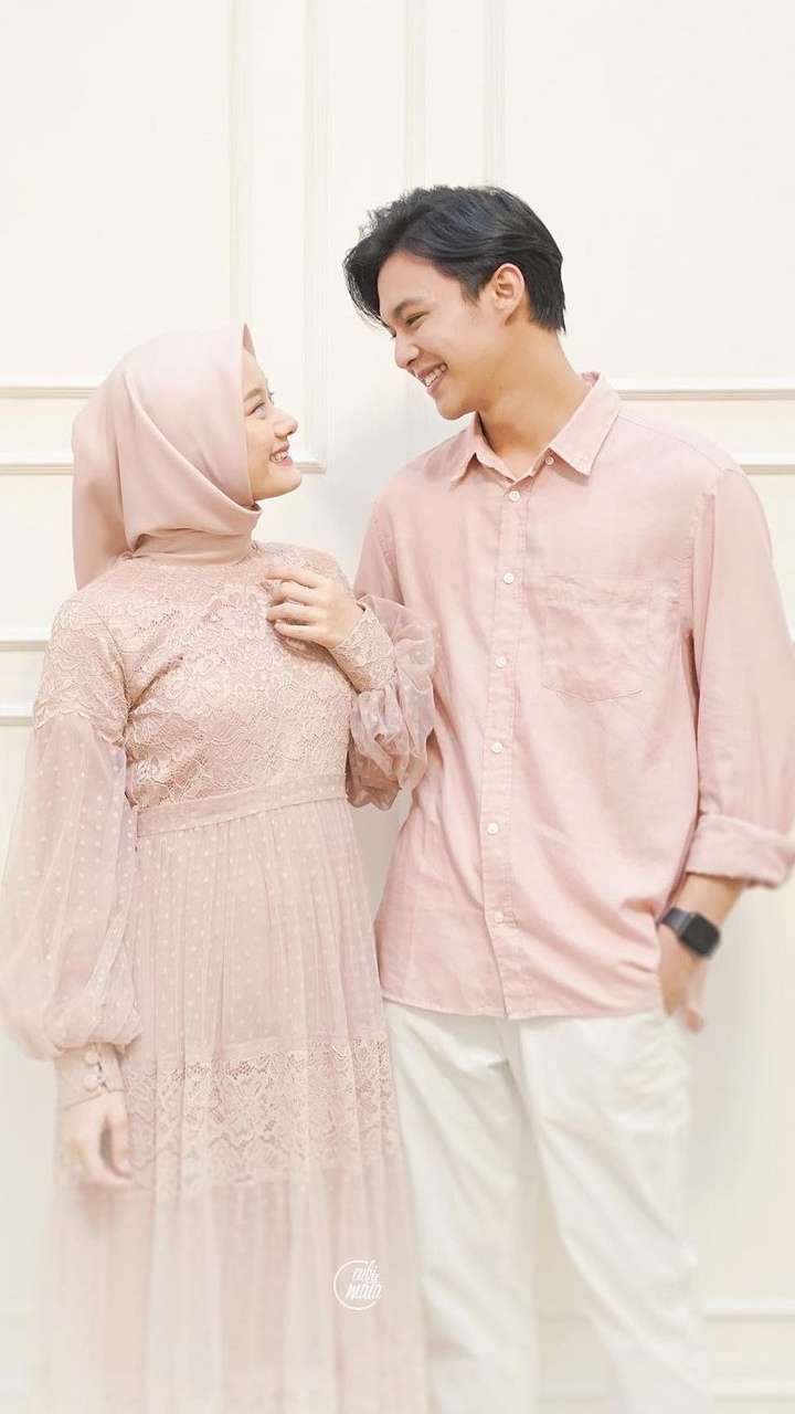 Rupa-rupa Gaya Baju Lebaran Seragam ala Artis