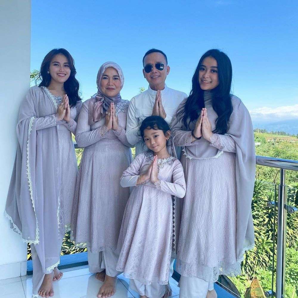 Rupa-rupa Gaya Baju Lebaran Seragam ala Artis
