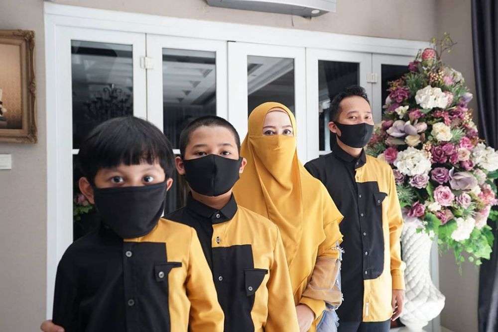 Rupa-rupa Gaya Baju Lebaran Seragam ala Artis