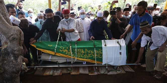 FOTO: Detik-detik Jenazah Sapri Pantun Turun ke Pusara
