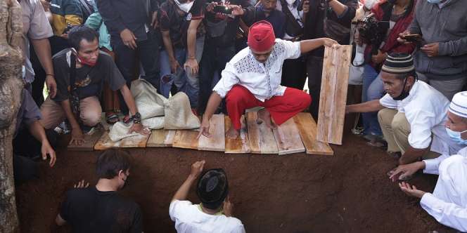 FOTO: Detik-detik Jenazah Sapri Pantun Turun ke Pusara