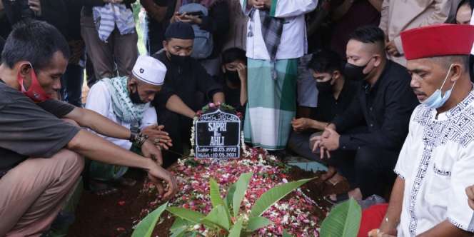 FOTO: Detik-detik Jenazah Sapri Pantun Turun ke Pusara