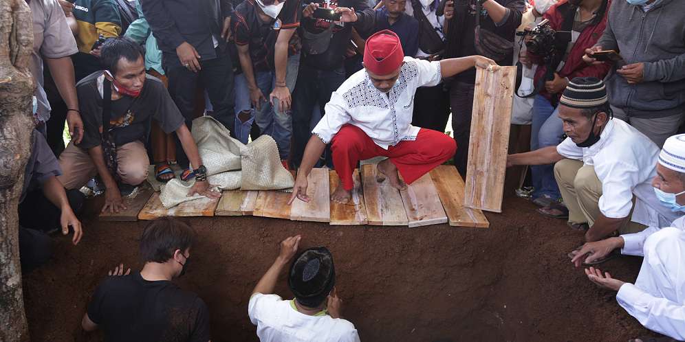 FOTO: Detik-detik Jenazah Sapri Pantun Turun ke Pusara
