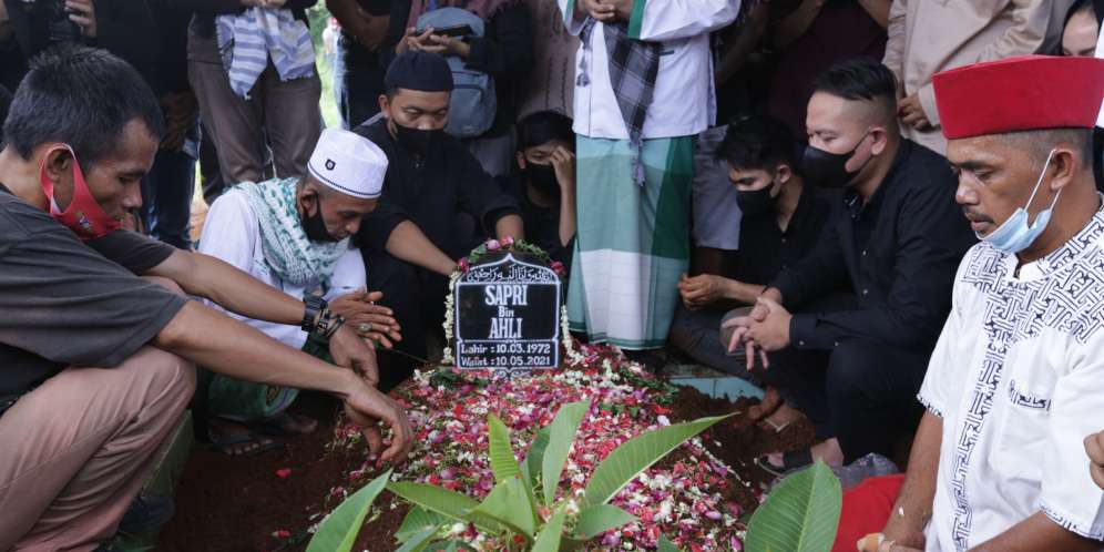 FOTO: Detik-detik Jenazah Sapri Pantun Turun ke Pusara