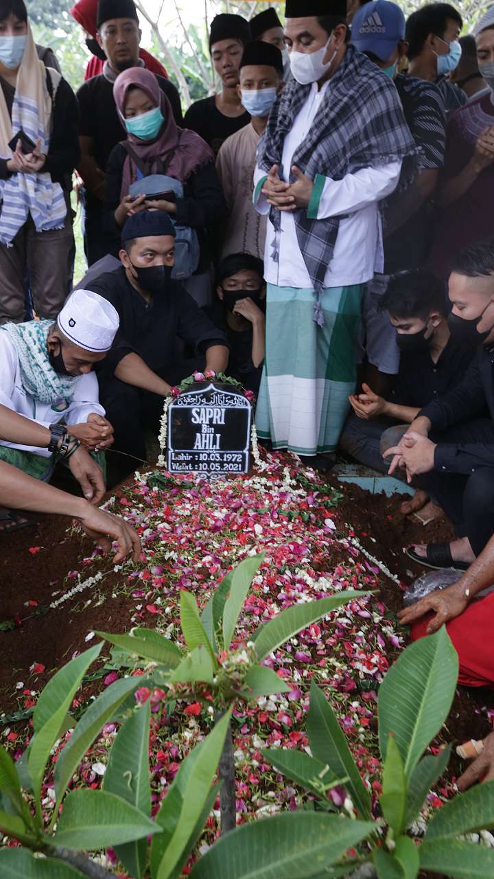 FOTO: Detik-detik Jenazah Sapri Pantun Turun ke Pusara