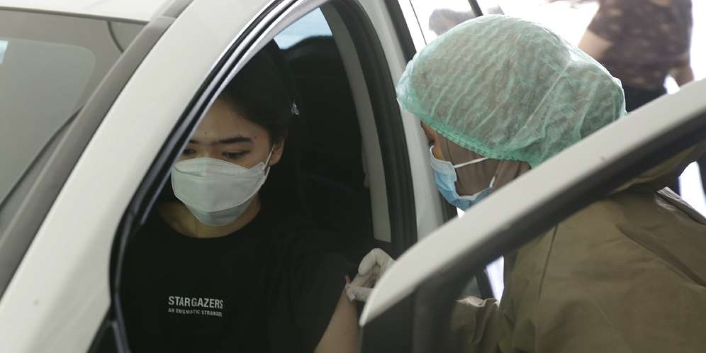Potret Isyana Sarasvati Dapat Vaksin Covid-19 Dosis Kedua