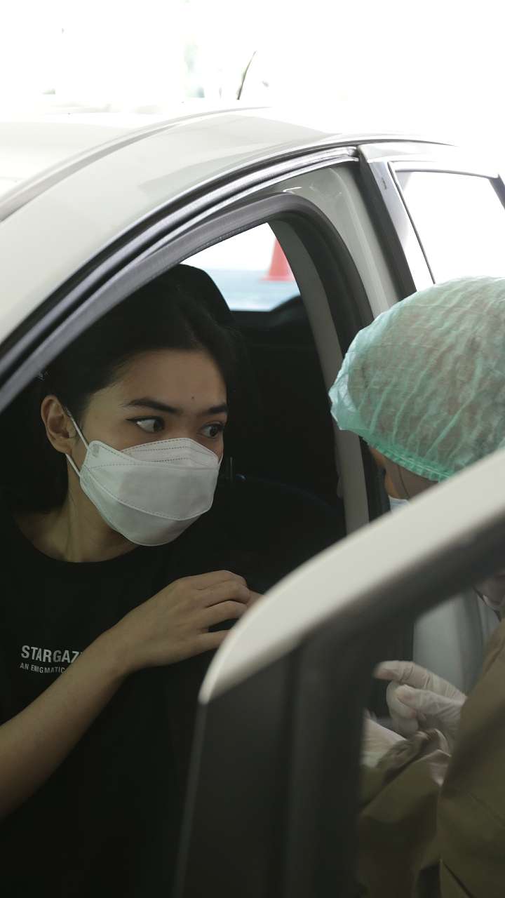 Potret Isyana Sarasvati Dapat Vaksin Covid-19 Dosis Kedua