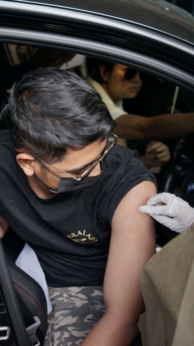 Momen Artis Vaksin Kedua, Arya Saloka Ketakutan, Tutup Mata!