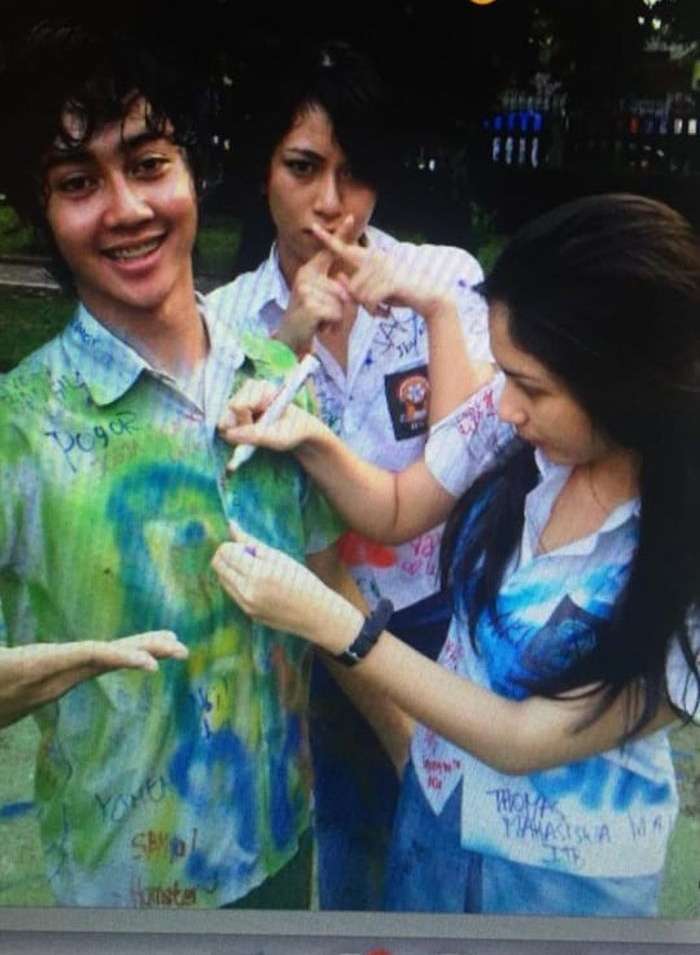 Jarang Diketahui! 6 Foto Lawas Seleb Rayakan Kelulusan Sekolah