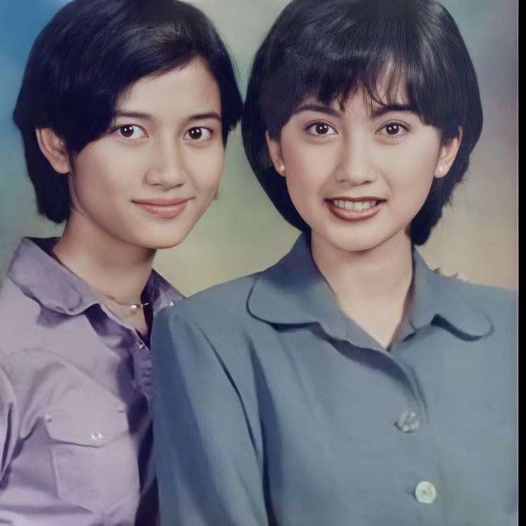 Jarang Tersorot! 8 Potret Masa Muda Desy Ratnasari