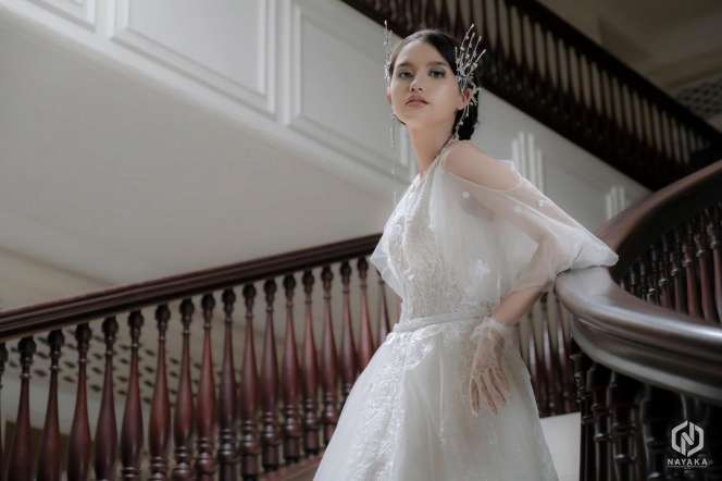 Pesona Sarah Menzel, Pacar Azriel Jajal Baju Pengantin