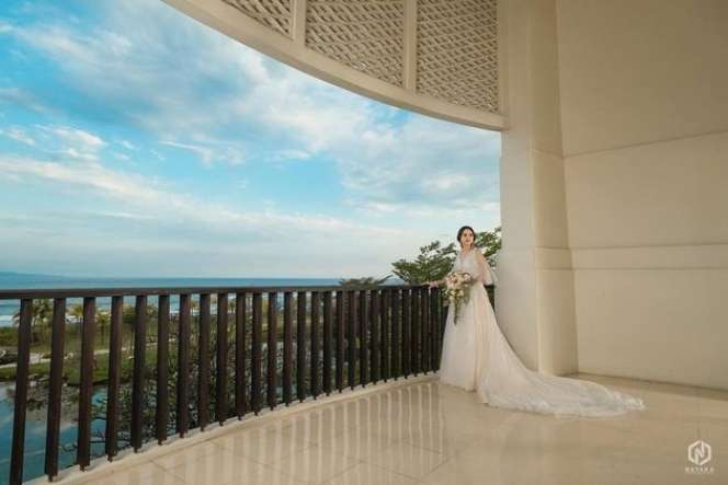 Pesona Sarah Menzel, Pacar Azriel Jajal Baju Pengantin